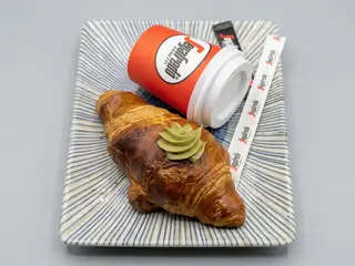 CRUASSANT PISTACHO + CAFE