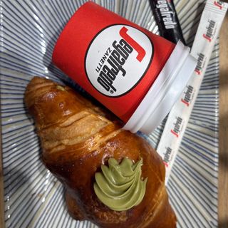 CRUASSANT PISTACHO + CAFE