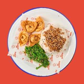 Arroz con Wanton Frito y Wakame