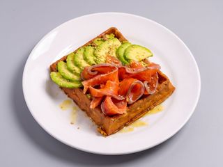 Gofre con aguacate y salmón