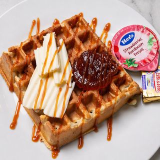 Gofre con mantequilla y mermelada