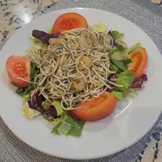 Ensalada de gulas y langostinos