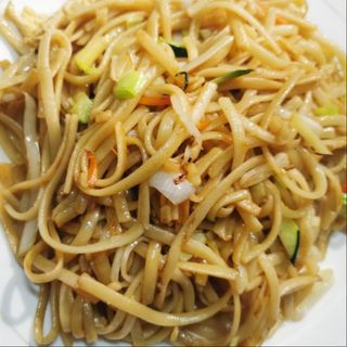 23.Tallarines Fritos Con Tres Delicias