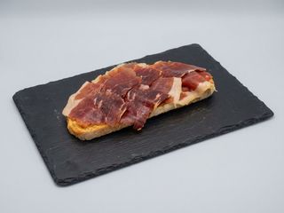 Tosta De Jamón Ibérico Con Tomate Rallado