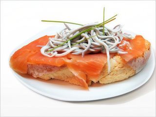 Tosta De Salmón Con Gulas Y Alioli Suave