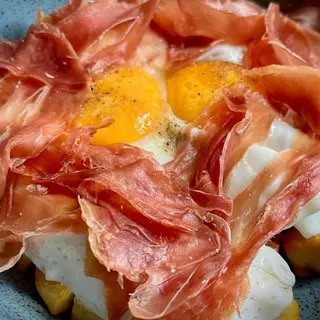 French fries, eggs and jamon