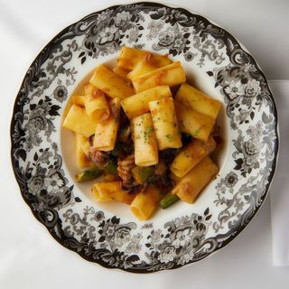 Rigattoni salteados con pulpitos encebollados y trigueros