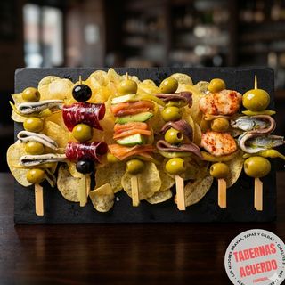 Tabla de Gildas Gourmet Variadas sobre Patatas Crujientes - El Tapeo de Calidad que Buscas en el Mejor Bar de Madrid - Chamberí