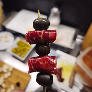 Gilda De Cecina De León Con Queso Y Aceituna Negra