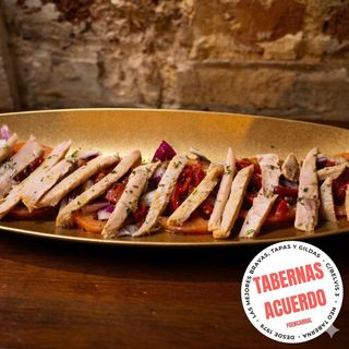 Ensalada de Tomate de Temporada Rosa / Raf Cebolla Morada y Ventresca