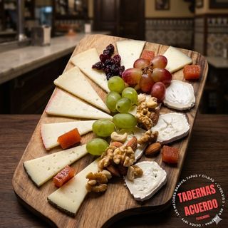 Tabla de Quesos Nacionales Selectos: Curados + Frutos Secos