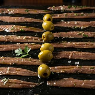 Anchoas del Cantábrico con Aceituna y AOVE Extra