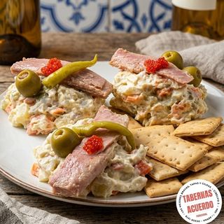 Ensaladilla Rusa con Ventresca de Atún, Piparra y Regañás