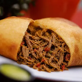 Empanada de carne mechada