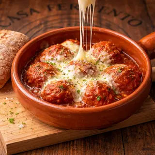 Albóndigas gratinadas en salsa