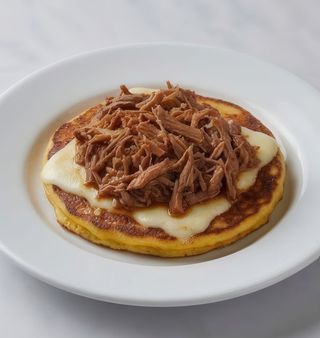 Cachapas Grande Con Queso Y Carne Deshilachada