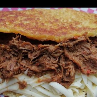 Cachapa de Queso Blanco y Carne Mechada