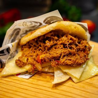 Arepa carne mechada