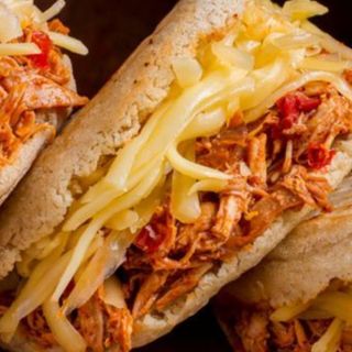 Arepa de Pollo Mechado y Queso
