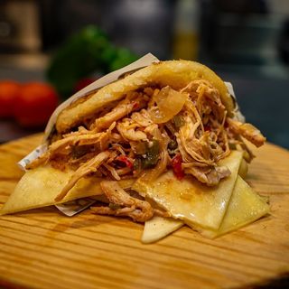 Arepa pollo mechado