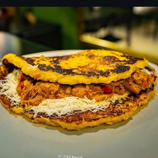 Cachapa Pollo Mechado Y Queso blanco