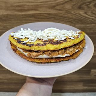 Cachapa Queso de mano y Carne Mechada