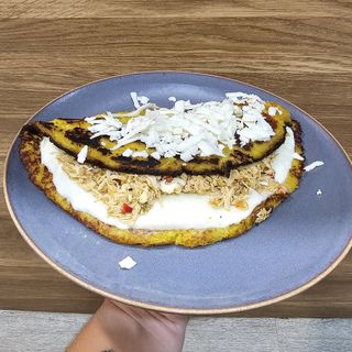 Cachapa queso mano y pollo mechado