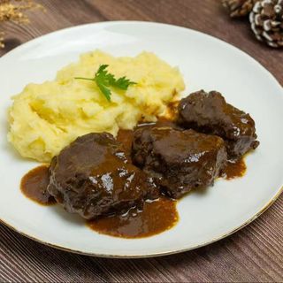 Carrilleras de cerdo con puré de patata