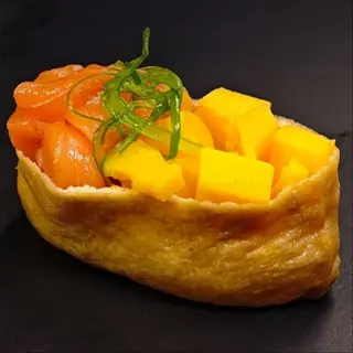 Gunkan inari Salmón y Mango