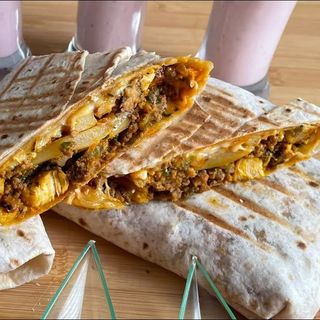 taco de pollo con patatas y queso