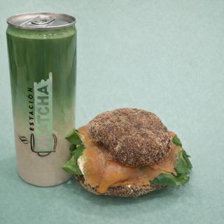 Matcha latte 355ml + bocadillo de salmón