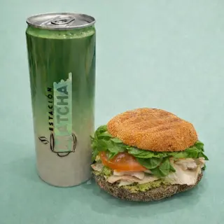 Matcha latte 355ml + bocadillo de pesto de almendras y pavo