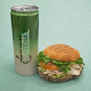 Matcha latte 355ml + bocadillo de pesto de almendras y pavo