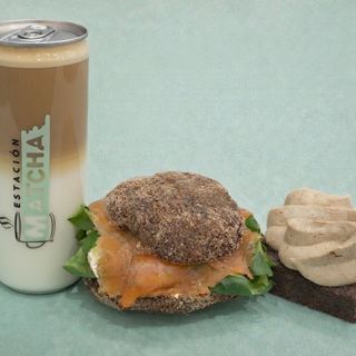 Café latte + bocadillo de salmón + red velvet
