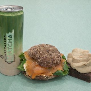 Matcha latte + bocadillo de salmón + red velvet