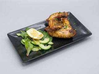 Alitas de pollo marinadas y a la parrilla con guarnicion de ensalada / Chicken wings marinated and chargrilled with salad garnish