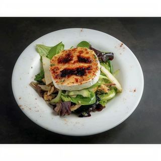 Ensalada de Queso de Cabra Caramelizado con Pera y Aliñado con Vinagrata de Naranja y Miel / Caramelised Goat Cheese, Pear And Walnut Salad With Orange Honey Vinaigrette