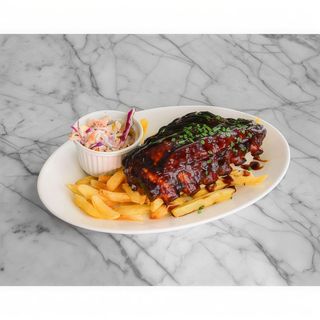 Costillar Entero Marinado a la Barbacoa con Patatas Fritas & Ensalada de Col / Full Rack Of BBQ Baby Back Ribs With Chips & Coleslaw