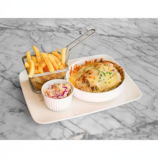 Lasaña de Ternera con Patatas Fritas y Ensalda de Col / Homemade Beef Lasagne With Chips And Coleslaw