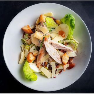 Ensalada César: Pollo, Huevo, Beicon, Parmesano, Picatostes y Salsa César / Caesar Salad: Chicken, Eggs, Bacon, Parmesan, Croutons & Caesar Dressing