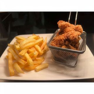 Lagrimitas de Pollo con Patatas y Salsa Chipotle / Chicken Goujons With Chips And Chipotle Dip