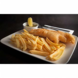 Bacalado Rebozado con Guisantes, Patatas Fritas y Salsa Tártarta / Battered Cod With Chips, Garden Peas & Tartar Sauce