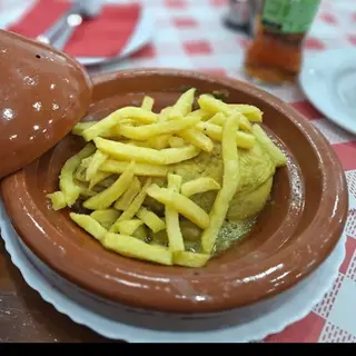 Tajín de pollo con aceitunas y patatas fritas