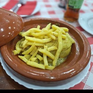 Tajín de pollo con aceitunas y patatas fritas