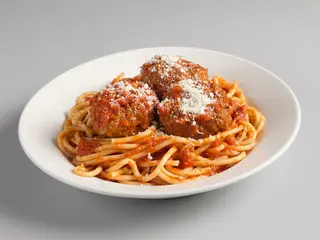 Espagueti con albóndigas