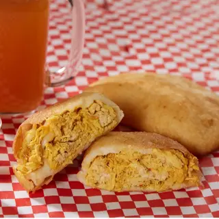 Empanada De Pollo Desmechado (1 Ud.)