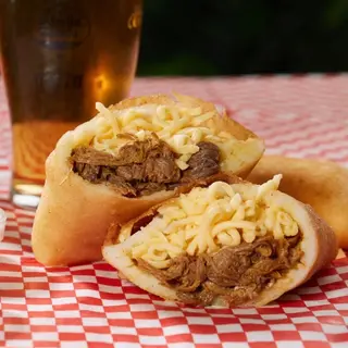 Empanada De Carne Mechada Con Queso