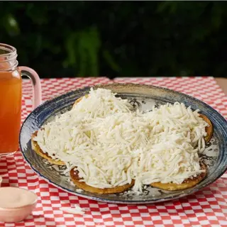 Ración De Tostones Con Queso Blanco Rallado