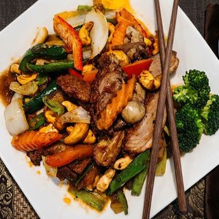 PAD MET MAMUANG (ผัดเม็ดมะม่วงหิมพานต)