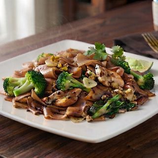 PAD SEE EW (ผัดซีอิ้ว)